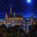 Diamond Painting Architektur Motiv des Schlosses Neuschwanstein inmitten von Bergen und Bäumen. Mockup.