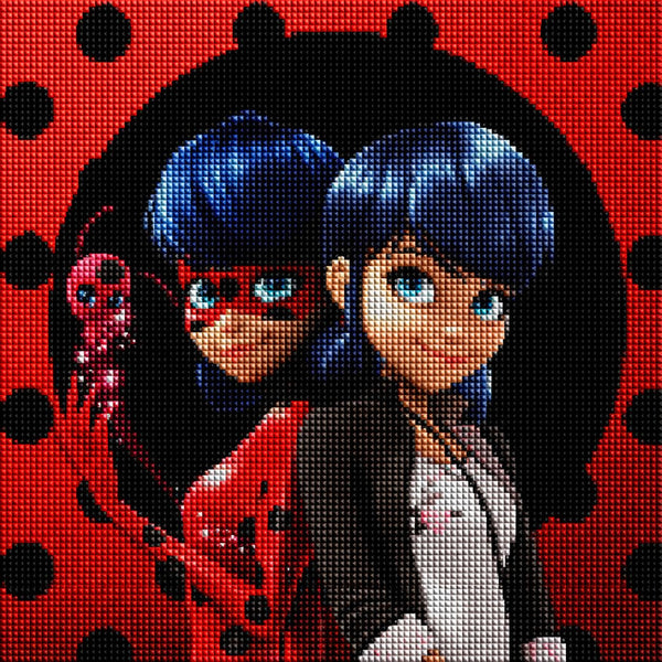 Diamond Painting mit Ladybug Heldinnen-Duo vor rotem Hintergrund mit schwarzen Punkten. Mockup.
