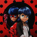 Diamond Painting mit Ladybug Heldinnen-Duo vor rotem Hintergrund mit schwarzen Punkten. Mockup.