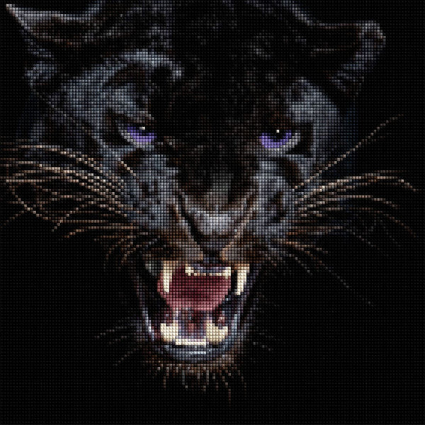 Diamond Painting Nahaufnahme eines schwarzen Panthers mit intensiv leuchtend blauen Augen im Halbschatten. Mockup.