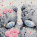Diamond Painting mit zwei flauschigen Teddybären und rosafarbenen Rosen auf hellem Hintergrund. Mockup.