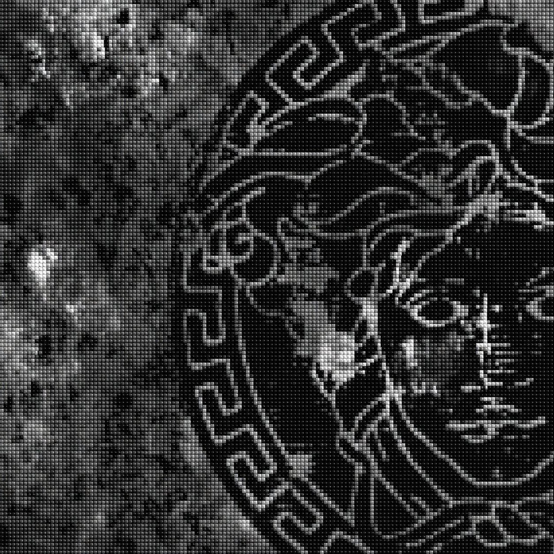 Diamond Painting mit antikem Medusen-Emblem in Schwarz-Grau auf verwittertem Grunge-Hintergrund. Mockup.