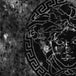 Diamond Painting mit antikem Medusen-Emblem in Schwarz-Grau auf verwittertem Grunge-Hintergrund. Mockup.