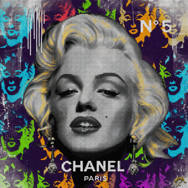 Diamond Painting Marilyn Monroe Porträt im Mixed-Media-Stil mit Chanel Schriftzug und lila Hintergrund. Mockup.