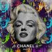 Diamond Painting Marilyn Monroe Porträt im Mixed-Media-Stil mit Chanel Schriftzug und lila Hintergrund. Mockup.