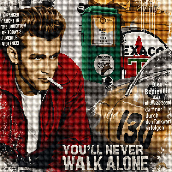 Diamond Painting James Dean im roten Jacket vor einer Collage mit Tankstelle und Rennwagen. Mockup.