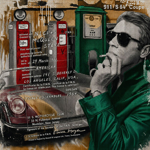 Diamond Painting Steve McQueen mit Sonnenbrille vor einer Collage aus Dokumenten und Rennsport. Mockup.