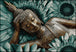 Diamond Painting eines liegenden Buddhas in Bronzeoptik auf einem Hintergrund aus großen türkisen Blumen.  Mockup.
