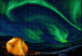 Diamond Painting einer beleuchteten Hütte unter grünem Nordlicht und dunklem Nachthimmel. Mockup.
