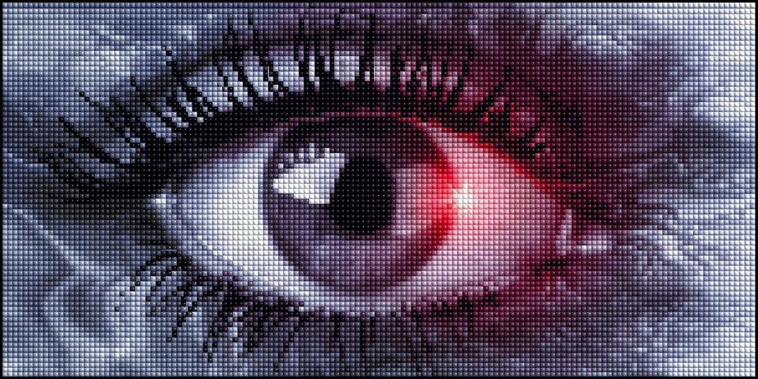 Abstraktes Diamond Painting eines menschlichen Auges mit rotem Leuchten und dunklen Wimpern vor grauem Hintergrund. Mockup.