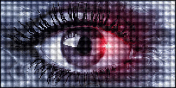 Abstraktes Diamond Painting eines menschlichen Auges mit rotem Leuchten und dunklen Wimpern vor grauem Hintergrund. Mockup.