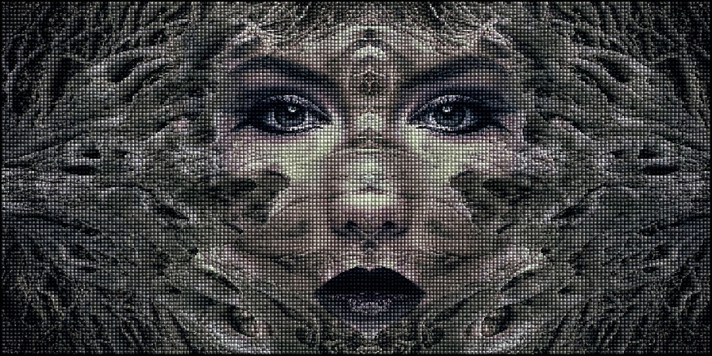 Diamond Painting eines Frauengesichts, das symmetrisch in ein dichtes Netz aus Baumwurzeln übergeht. Mockup.
