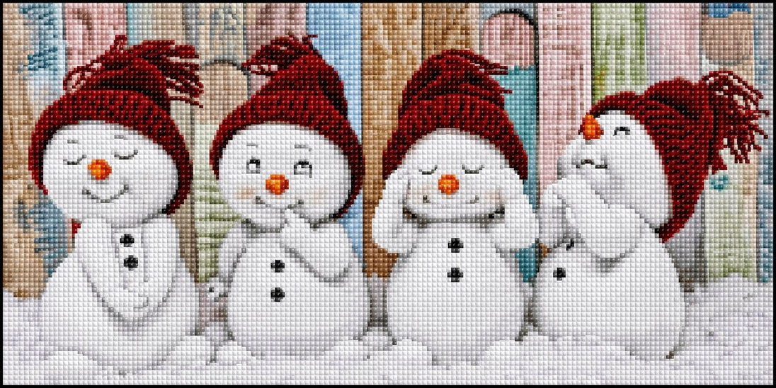 Diamond Painting von vier kleinen Schneemann-Figuren mit roten Mützen vor einer bunten Holzwand im Schnee. 
Mockup.