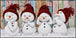 Diamond Painting von vier kleinen Schneemann-Figuren mit roten Mützen vor einer bunten Holzwand im Schnee. 
Mockup.