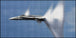 Diamond Painting eines grauen Kampfjets im Flug mit großer Kondensationswolke vor blauem Himmel. Mockup.