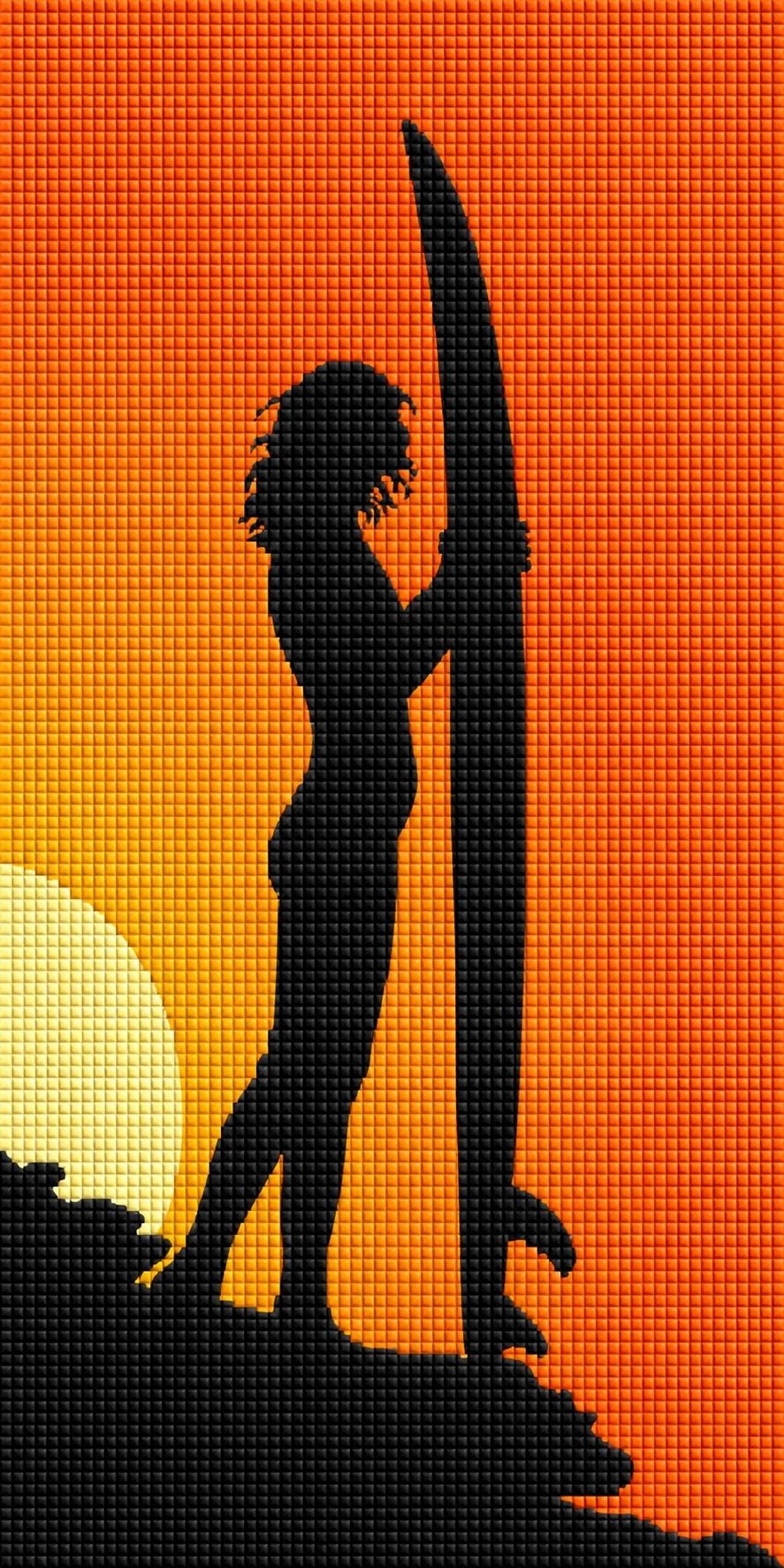 Diamond Painting mit schwarzer Surferin und langem Surfbrett vor orangegelbem Sonnenuntergang. Mockup.