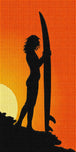 Diamond Painting mit schwarzer Surferin und langem Surfbrett vor orangegelbem Sonnenuntergang. Mockup.