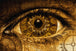Diamond Painting eines menschlichen Auges, dessen Iris ein antikes Uhrenzifferblatt mit römischen Zahlen zeigt. Mockup.