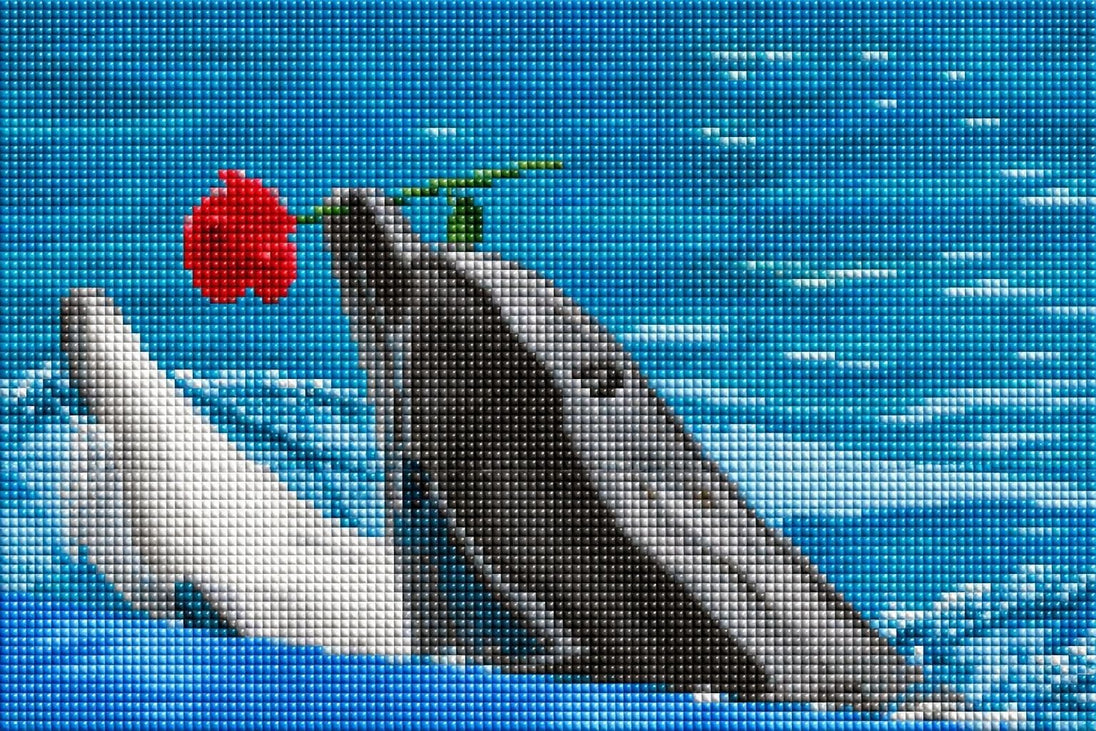 Diamond Painting eines Delfins, der eine rote Rose im Maul hält und aus blauem Wasser schaut.  Mockup.