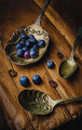 Diamond Painting mit Blaubeeren in einer Metallschale und Vintage-Löffeln auf einem Holztisch. Mockup.