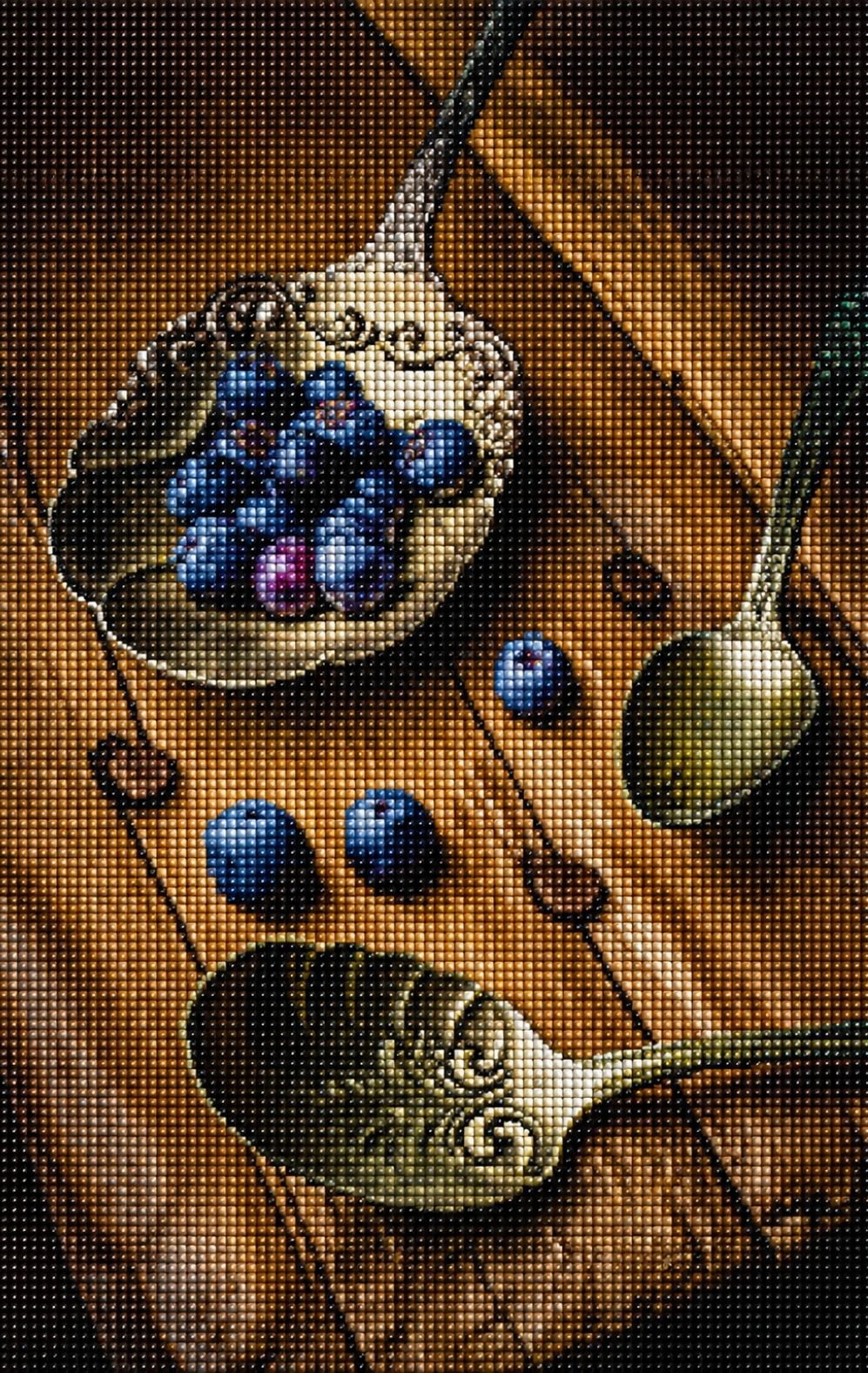 Diamond Painting mit Blaubeeren in einer Metallschale und Vintage-Löffeln auf einem Holztisch. Mockup.