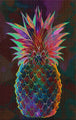 Diamond Painting mit farbiger Ananas in geometrischem Pop-Art-Stil vor dunklem Hintergrund. Mockup.