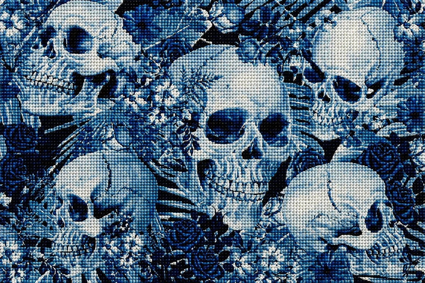 Diamond Painting mit fünf blauen Totenköpfen zwischen Rosen und Blüten. Mockup.