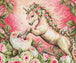 Diamond Painting eines weißen Einhorns mit Blumenkranz, das aus einem Bett von rosa und weißen Rosen steigt. Mockup.