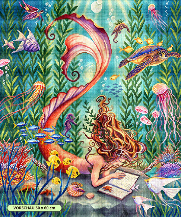 Diamond Painting einer Meerjungfrau, die am Meeresgrund in einem Buch liest, umgeben von Fischen und Korallen. Mockup.