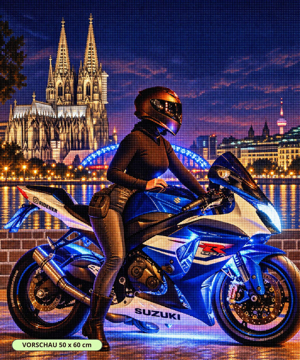 Diamond Painting einer Frau auf einem blauen Motorrad bei Nacht vor dem beleuchteten Kölner Dom. Mockup.