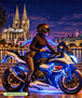 Diamond Painting einer Frau auf einem blauen Motorrad bei Nacht vor dem beleuchteten Kölner Dom. Mockup.