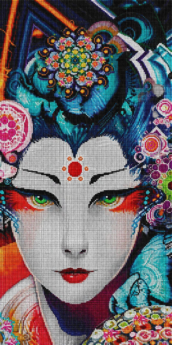 Diamond Painting Nahaufnahme einer Geisha mit bunter Kopfbedeckung und leuchtend grünen Augen. Mockup.