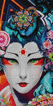 Diamond Painting Nahaufnahme einer Geisha mit bunter Kopfbedeckung und leuchtend grünen Augen. Mockup.
