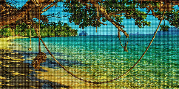 Diamond Painting eines tropischen Strandes mit türkisblauem Wasser und Palmenzweigen im Vordergrund. Mockup.