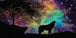 Diamond Painting Silhouette eines heulenden Wolfes vor einem bunten Sternenhimmel und einer Galaxie. Mockup.