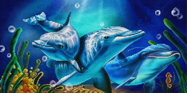 Diamond Painting mit drei Delfinen in einer leuchtenden Unterwasserlandschaft mit Korallen und Luftblasen. Mockup.