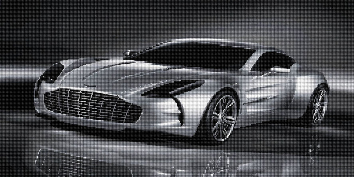 Diamond Painting eines silbernen Luxus-Sportwagens in einer dunklen Studio-Umgebung mit Lichtreflexen. Mockup.