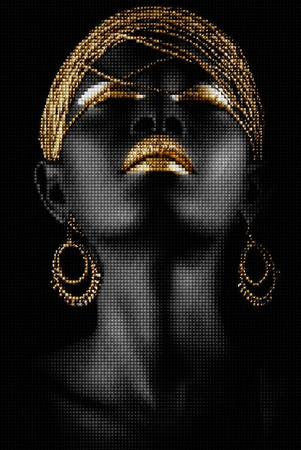 Diamond Painting Portrait einer schwarzen Frau mit goldenem Kopfschmuck und Lippen vor dunklem Grund. Mockup.
