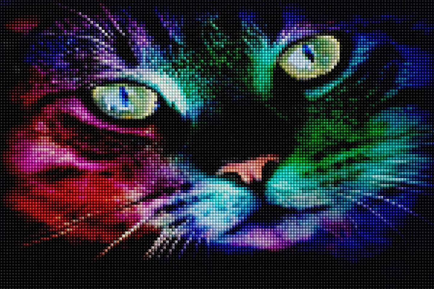 Diamond Painting mit farbenfrohem Katzengesicht und leuchtenden grünen Augen auf dunklem Hintergrund. Mockup.