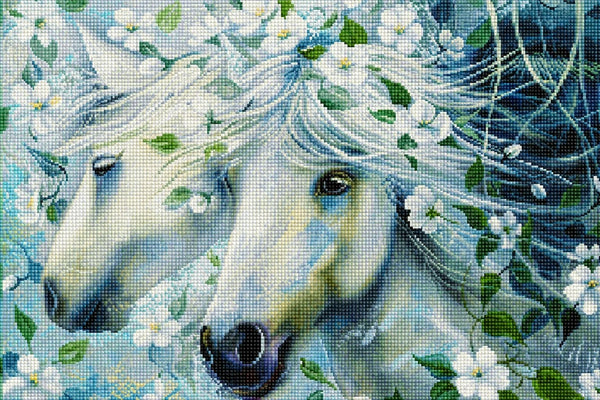 Diamond Painting mit zwei weißen Pferden, weißen Blüten und fließenden Mähnen in sanften Naturfarben. Mockup.