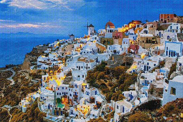 Diamond Painting mit Santorini, weißen Häusern und Abendbeleuchtung an der Steilküste. Mockup.