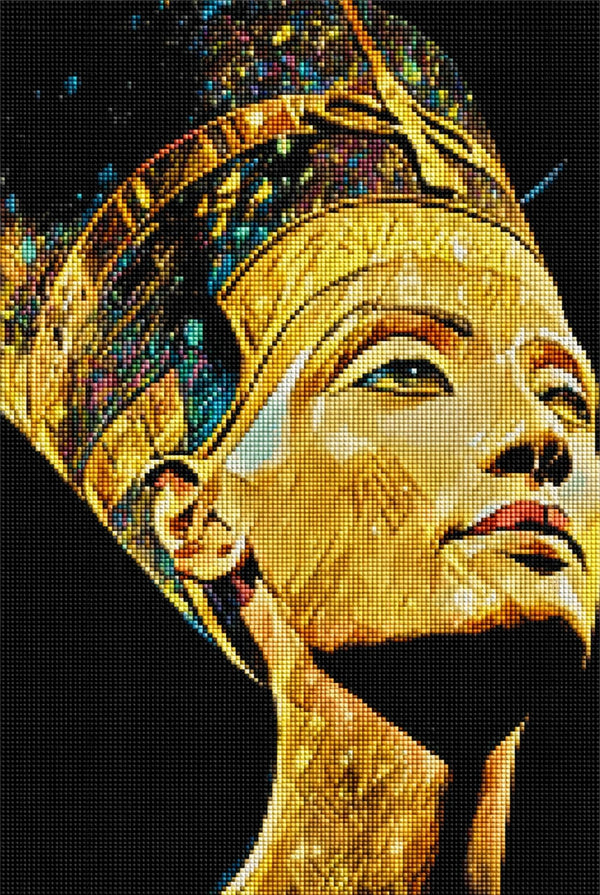 Diamond Painting mit Porträt der ägyptischen Königin Nofretete im goldenen Mosaikstil vor schwarzem Hintergrund. Mockup.