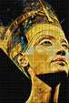 Diamond Painting mit Porträt der ägyptischen Königin Nofretete im goldenen Mosaikstil vor schwarzem Hintergrund. Mockup.