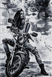 Diamond Painting mit Frau auf Motorrad im kontrastreichen Schwarz-Weiß-Stil. Mockup.