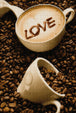 Diamond Painting mit Cappuccino-Tasse, LOVE im Milchschaum und gerösteten Kaffeebohnen. Mockup.