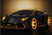 Diamond Painting mit futuristischem schwarzem Supersportwagen und leuchtenden Neon-Gold-Akzenten. Mockup.
