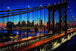 Diamond Painting mit Manhattan Bridge und New Yorker Skyline bei Nacht über dem East River. Mockup.