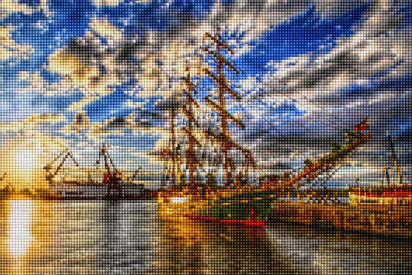 Diamond Painting mit historischem Großsegler im Hafen unter dramatischem Himmel bei Sonnenuntergang. Mockup.