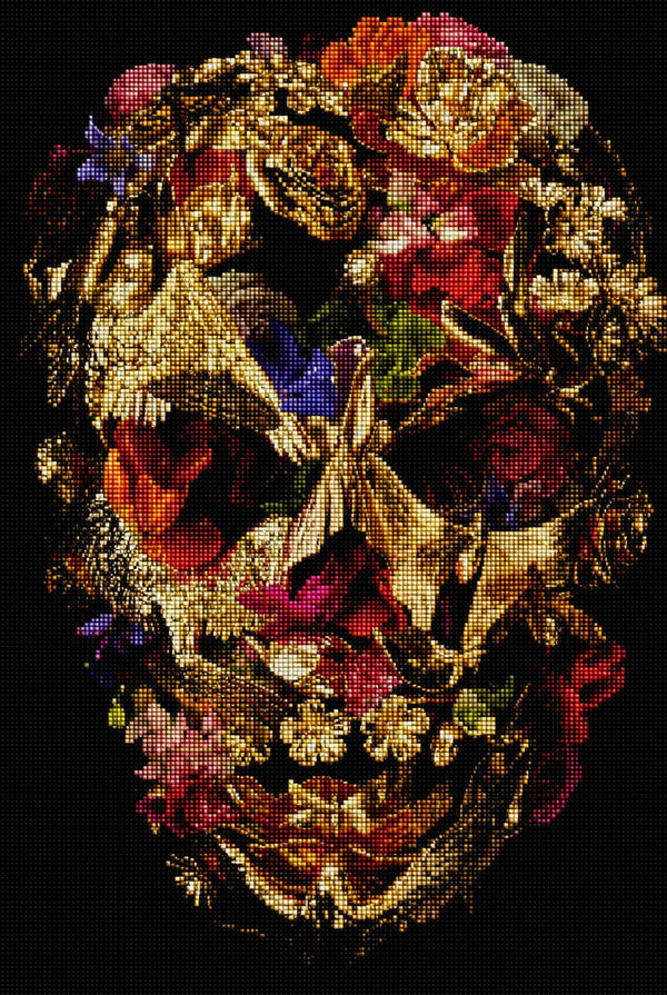 Diamond Painting mit floralem Totenkopf aus goldenen Vögeln, Blüten und Schmetterlingen auf schwarzem Hintergrund. Mockup.