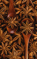 Diamond Painting mit Sternanis auf Holzlöffeln in realistischer Makroaufnahme. Mockup